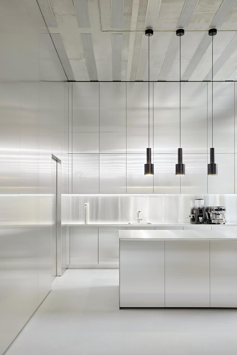Dossier de presse | 2360-02 - Communiqué de presse | Reduced, Timeless Aesthetics: New BESTSECRET Design Office - HENN - Design d’intérieur commercial - Lounge kitchen - Crédit photo : Mark Seelen | Seelen+