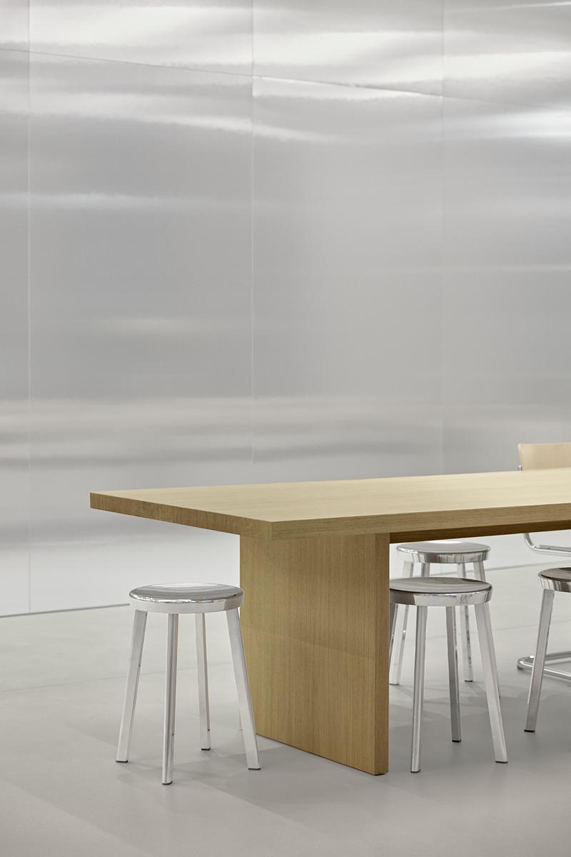 Dossier de presse | 2360-02 - Communiqué de presse | Reduced, Timeless Aesthetics: New BESTSECRET Design Office - HENN - Design d’intérieur commercial - Community table - Crédit photo : Mark Seelen | Seelen+