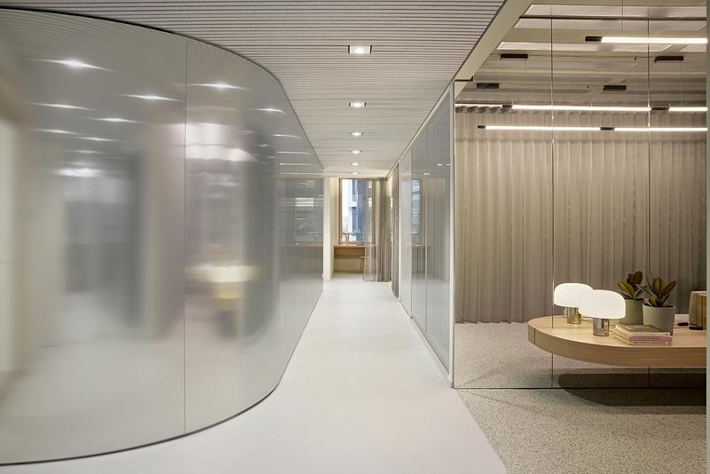 Dossier de presse | 2360-02 - Communiqué de presse | Reduced, Timeless Aesthetics: New BESTSECRET Design Office - HENN - Design d’intérieur commercial - Office, view into work lounge - Crédit photo : Mark Seelen | Seelen+