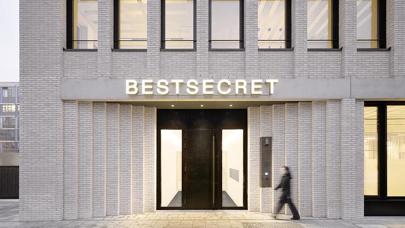 Dossier de presse | 2360-02 - Communiqué de presse | Reduced, Timeless Aesthetics: New BESTSECRET Design Office - HENN - Design d’intérieur commercial - Main entrance - Crédit photo : Mark Seelen | Seelen+