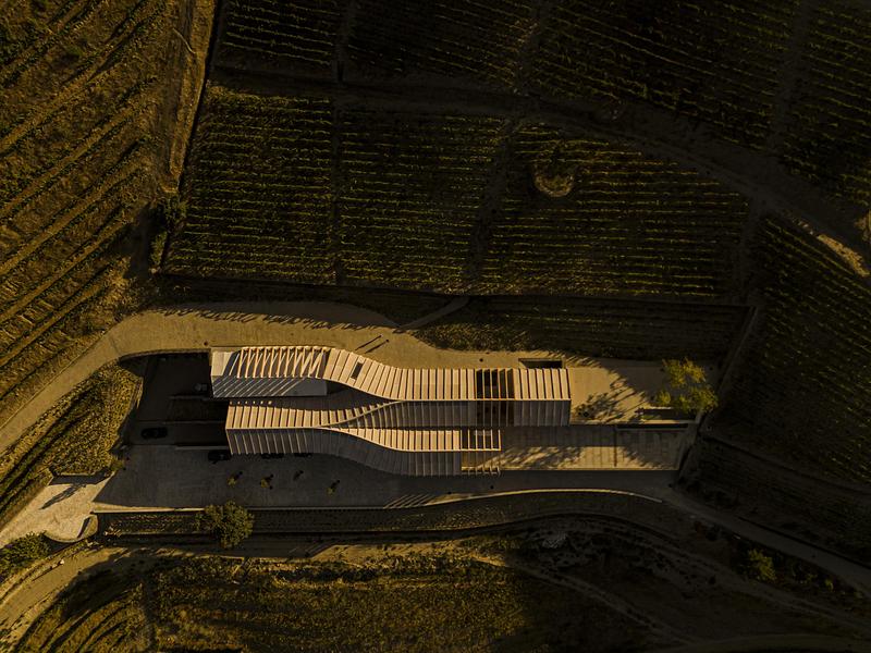 Press kit | 5153-01 - Press release | Quinta de Adorigo Winery - Atelier Sérgio Rebelo - Commercial Architecture - Photo credit: Fernando Guerra