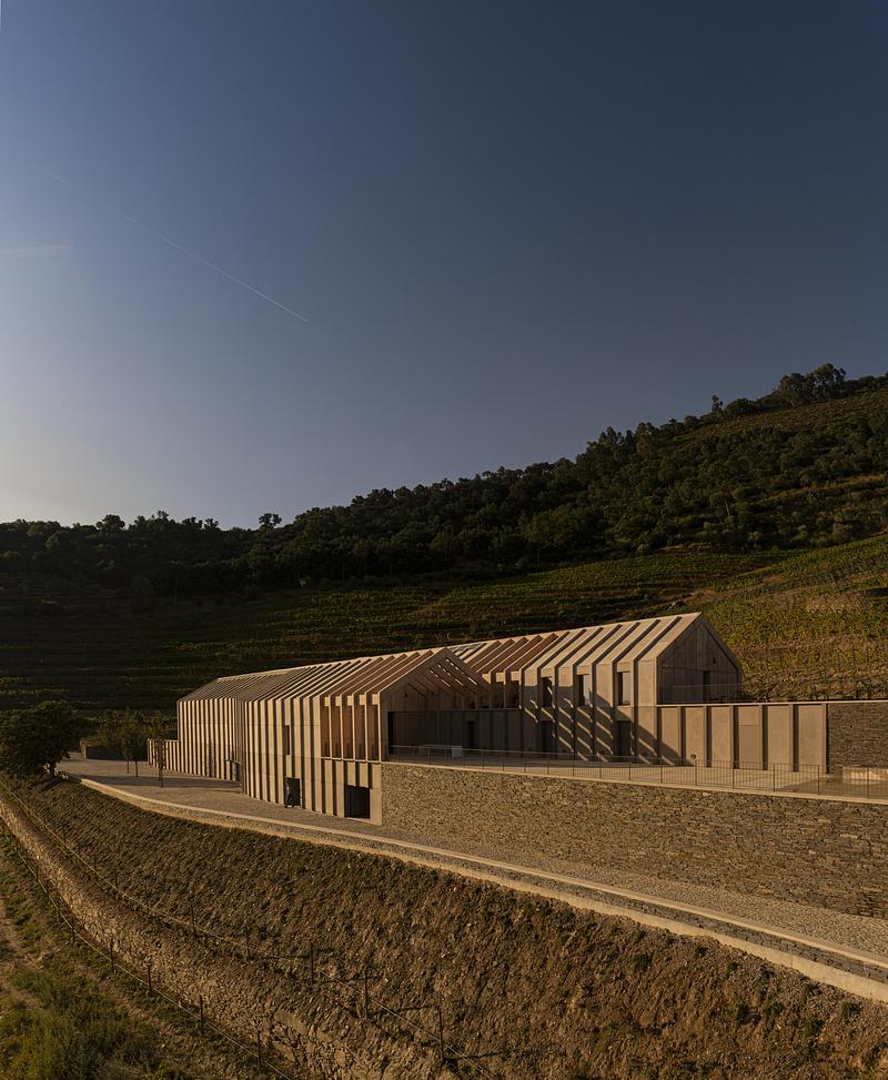 Press kit | 5153-01 - Press release | Quinta de Adorigo Winery - Atelier Sérgio Rebelo - Commercial Architecture - Photo credit: Fernando Guerra