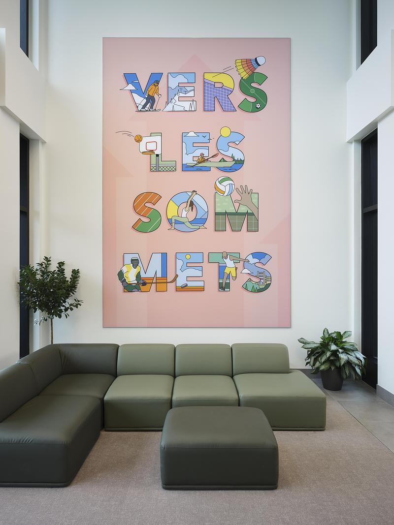 Press kit | 1299-15 - Press release | Externat Sacré-Cœur: When Design Becomes a Teaching Tool - Taktik design - Institutional Architecture - View of the artwork from the reception area - Photo credit: Maxime Brouillet