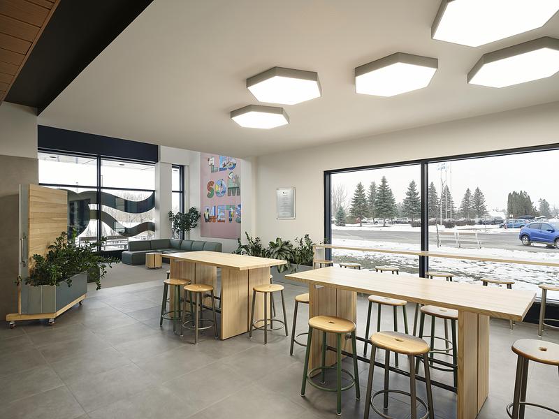 Press kit | 1299-15 - Press release | Externat Sacré-Cœur: When Design Becomes a Teaching Tool - Taktik design - Institutional Architecture - General view of the reception area - Photo credit: Maxime Brouillet