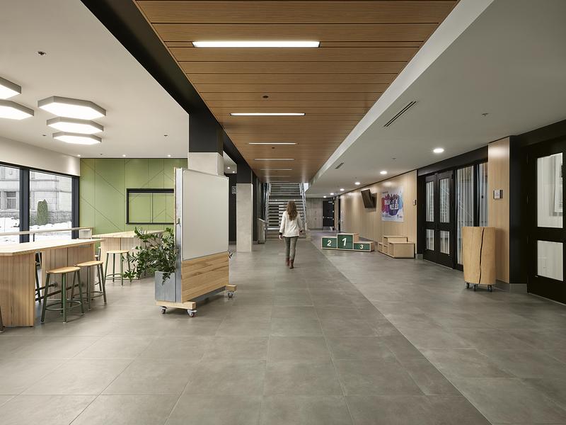 Press kit | 1299-15 - Press release | Externat Sacré-Cœur: When Design Becomes a Teaching Tool - Taktik design - Institutional Architecture - General view of the reception area - Photo credit: Maxime Brouillet