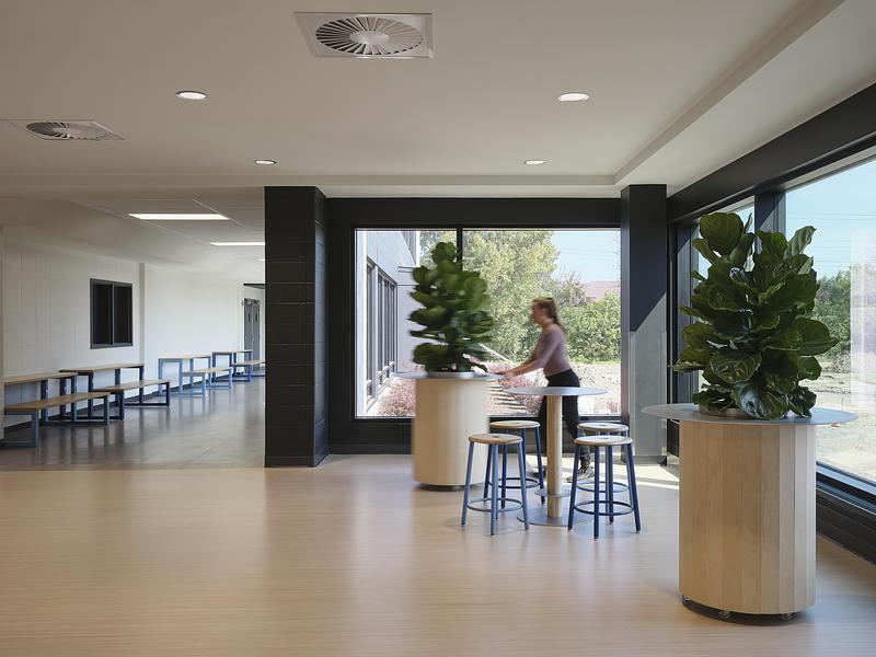Press kit | 1299-15 - Press release | Externat Sacré-Cœur: When Design Becomes a Teaching Tool - Taktik design - Institutional Architecture - Taktik furniture in the corridor - Photo credit:  Maxime Brouillet 