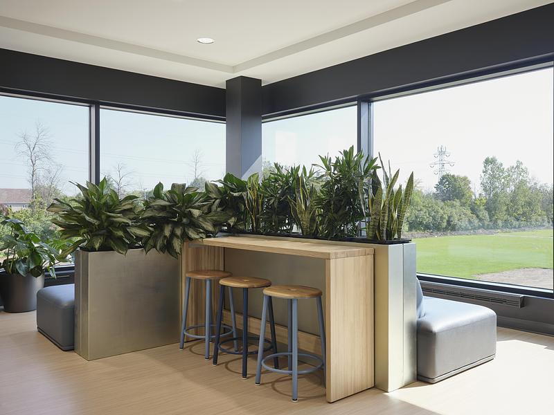 Press kit | 1299-15 - Press release | Externat Sacré-Cœur: When Design Becomes a Teaching Tool - Taktik design - Institutional Architecture - The back of the sofas is a small workspace - Photo credit:  Maxime Brouillet 