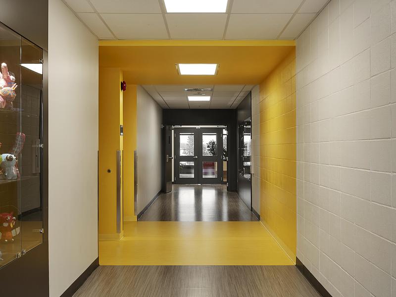Press kit | 1299-15 - Press release | Externat Sacré-Cœur: When Design Becomes a Teaching Tool - Taktik design - Institutional Architecture - Yellow tunnel towards art clasrooms - Photo credit: Maxime Brouillet