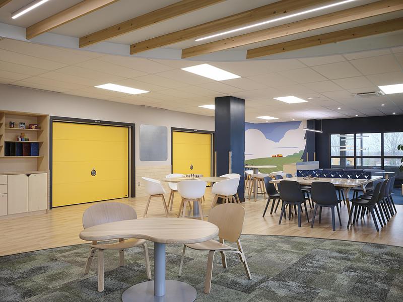 Press kit | 1299-15 - Press release | Externat Sacré-Cœur: When Design Becomes a Teaching Tool - Taktik design - Institutional Architecture - Detail of the two yellow garage doors - Photo credit: Maxime Brouillet