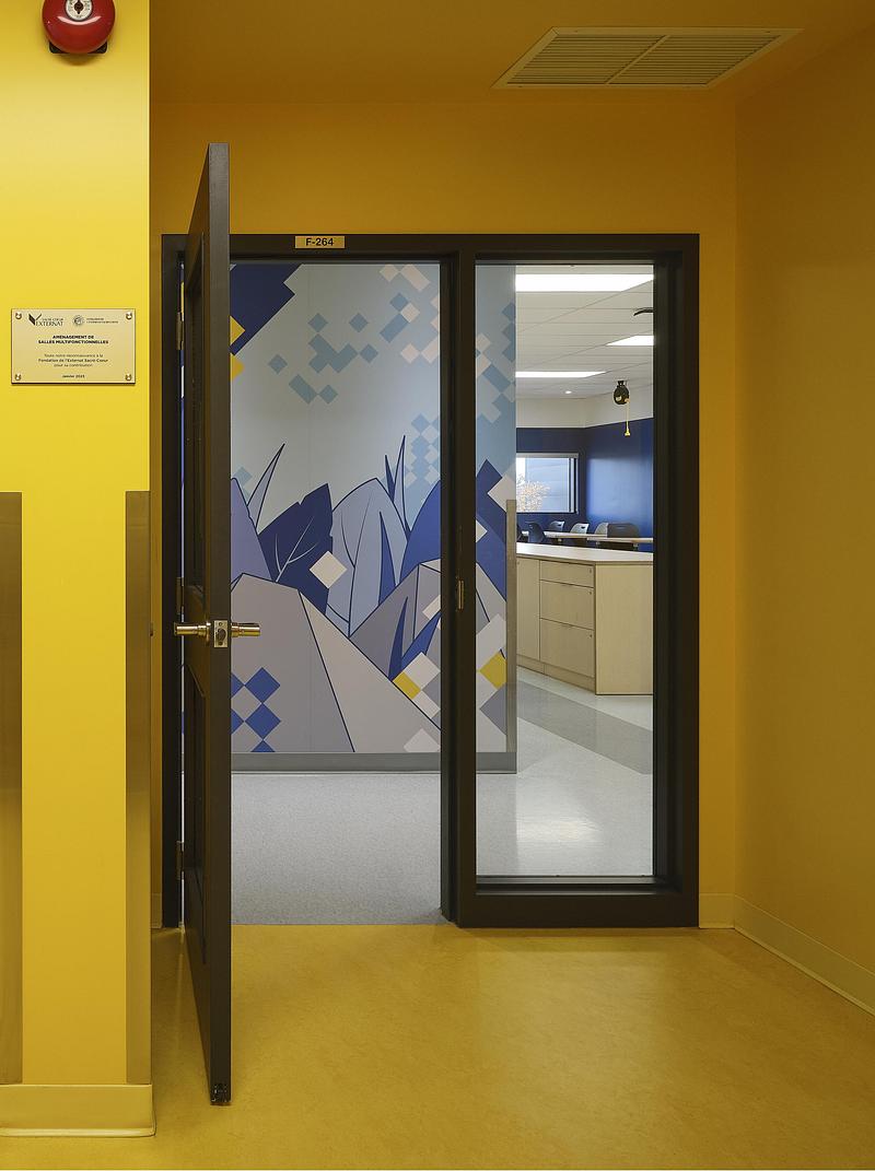 Press kit | 1299-15 - Press release | Externat Sacré-Cœur: When Design Becomes a Teaching Tool - Taktik design - Institutional Architecture - Entrance to the digital art class - Photo credit: Maxime Brouillet