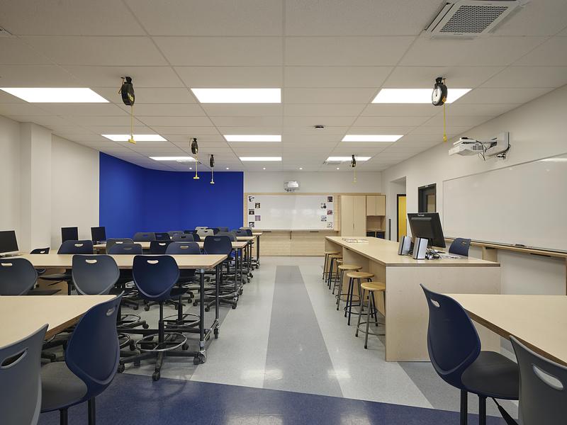 Press kit | 1299-15 - Press release | Externat Sacré-Cœur: When Design Becomes a Teaching Tool - Taktik design - Institutional Architecture - General view of the digital arts class, with the blue screen - Photo credit: Maxime Brouillet