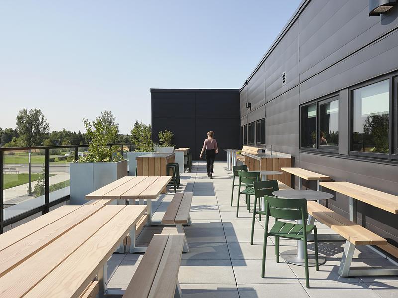 Press kit | 1299-15 - Press release | Externat Sacré-Cœur: When Design Becomes a Teaching Tool - Taktik design - Institutional Architecture - View of the rooftop with Taktik furniture - Photo credit: Maxime Brouillet