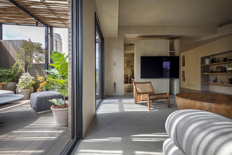 Dossier de presse | 4941-02 - Communiqué de presse | Peny Hsieh Interiors Completes The Sculpted Penthouse, a Calm Retreat Above in Taipei - Peny Hsieh Interiors - Design d’intérieur résidentiel - Crédit photo : Kuomin Lee