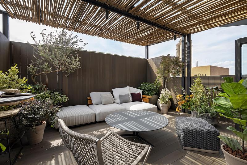 Dossier de presse | 4941-02 - Communiqué de presse | Peny Hsieh Interiors Completes The Sculpted Penthouse, a Calm Retreat Above in Taipei - Peny Hsieh Interiors - Design d’intérieur résidentiel - Crédit photo : Kuomin Lee