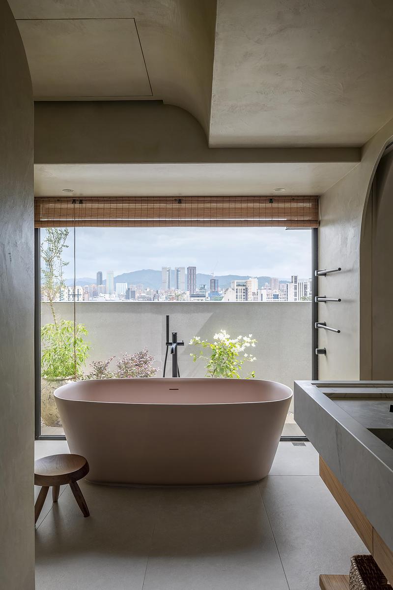 Dossier de presse | 4941-02 - Communiqué de presse | Peny Hsieh Interiors Completes The Sculpted Penthouse, a Calm Retreat Above in Taipei - Peny Hsieh Interiors - Design d’intérieur résidentiel - Crédit photo : Kuomin Lee