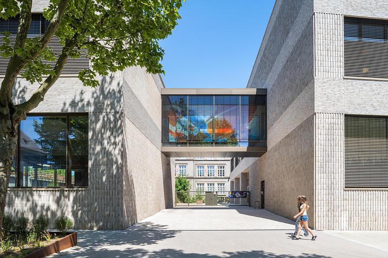 Press kit | 6515-05 - Press release | Ecole Brouch: Primary School - JSWD + Jim Clemes Ass. - Institutional Architecture - Connecting bridge between two new school buildings, street view - Photo credit: JSWD / Franco Casaccia