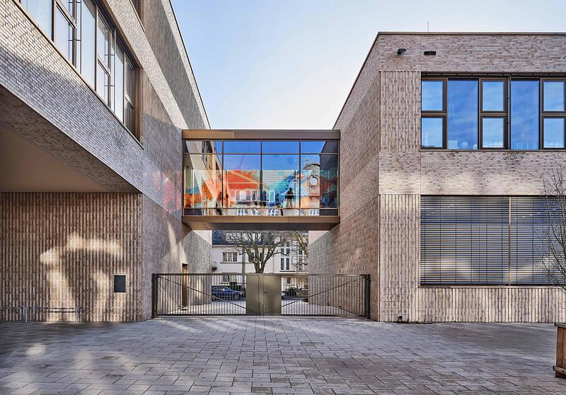 Press kit | 6515-05 - Press release | Ecole Brouch: Primary School - JSWD + Jim Clemes Ass. - Institutional Architecture - Connecting bridge between two new school buildings, view from the schoolyard - Photo credit: Andres Lejona