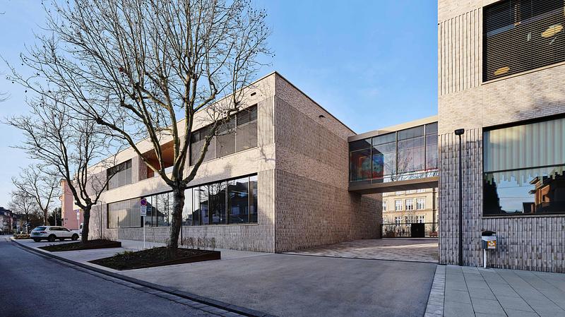 Press kit | 6515-05 - Press release | Ecole Brouch: Primary School - JSWD + Jim Clemes Ass. - Institutional Architecture - Connecting bridge between two new school buildings, street view - Photo credit: Andres Lejona