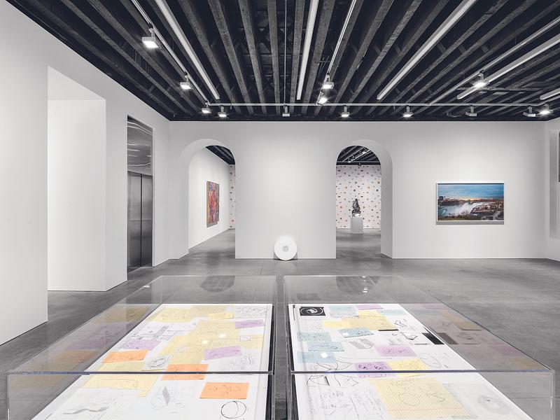 Dossier de presse | 7902-01 - Communiqué de presse | Marian Goodman Gallery - studioMDA - Architecture commerciale - Gallery 4 - Crédit photo : Alex Yudzon. Courtesy of the artists and Marian Goodman Gallery<br>