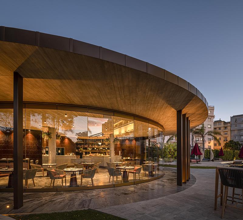Dossier de presse | 7911-01 - Communiqué de presse | Openbook nommée Best Commercial Firm aux Architizer A+Awards 2026 - Openbook - Architecture commerciale - RITZ Pool Bar - Crédit photo : João Guimarães