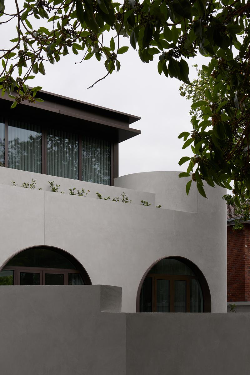 Dossier de presse | 7942-01 - Communiqué de presse | Thomas Street Residence par Embrace Architects : une résidence raffinée à Melbourne, façonnée par la lumière, les géométries courbes et une matérialité pérenne - Embrace Architects - Design d’intérieur résidentiel - Crédit photo : Charlotte Jane