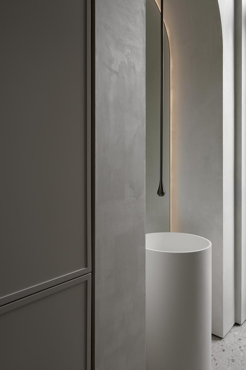 Dossier de presse | 7942-01 - Communiqué de presse | Thomas Street Residence par Embrace Architects : une résidence raffinée à Melbourne, façonnée par la lumière, les géométries courbes et une matérialité pérenne - Embrace Architects - Design d’intérieur résidentiel - Crédit photo : Charlotte Jane