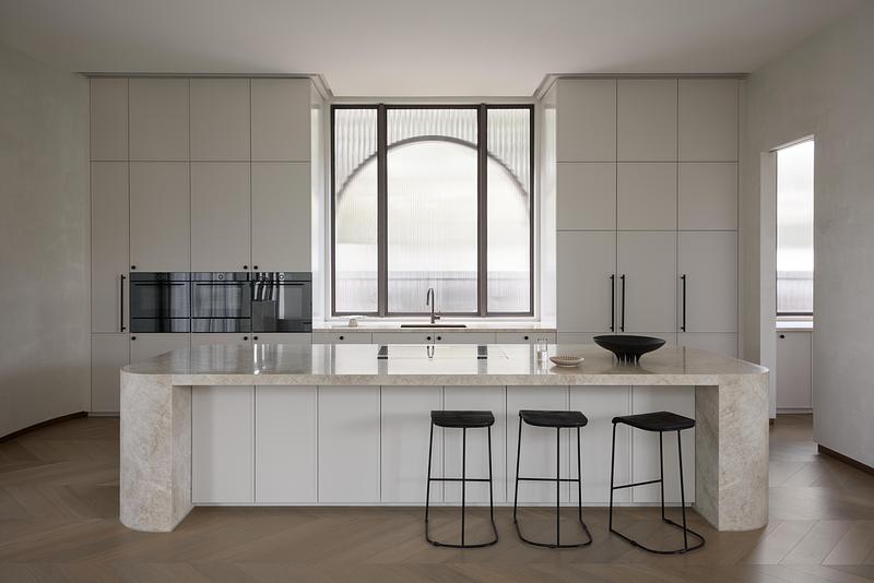 Dossier de presse | 7942-01 - Communiqué de presse | Thomas Street Residence par Embrace Architects : une résidence raffinée à Melbourne, façonnée par la lumière, les géométries courbes et une matérialité pérenne - Embrace Architects - Design d’intérieur résidentiel - Crédit photo : Charlotte Jane
