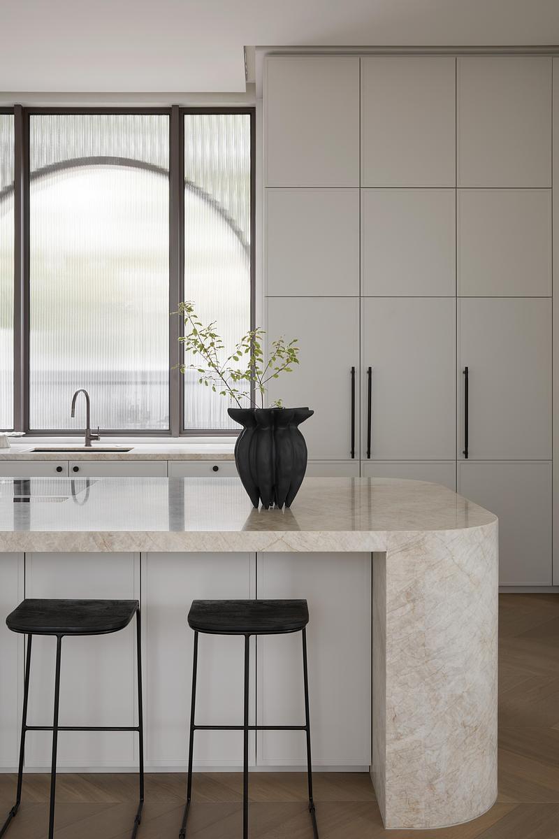 Dossier de presse | 7942-01 - Communiqué de presse | Thomas Street Residence par Embrace Architects : une résidence raffinée à Melbourne, façonnée par la lumière, les géométries courbes et une matérialité pérenne - Embrace Architects - Design d’intérieur résidentiel - Crédit photo : Charlotte Jane