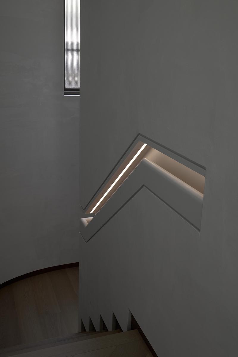 Dossier de presse | 7942-01 - Communiqué de presse | Thomas Street Residence par Embrace Architects : une résidence raffinée à Melbourne, façonnée par la lumière, les géométries courbes et une matérialité pérenne - Embrace Architects - Design d’intérieur résidentiel - Crédit photo : Charlotte Jane