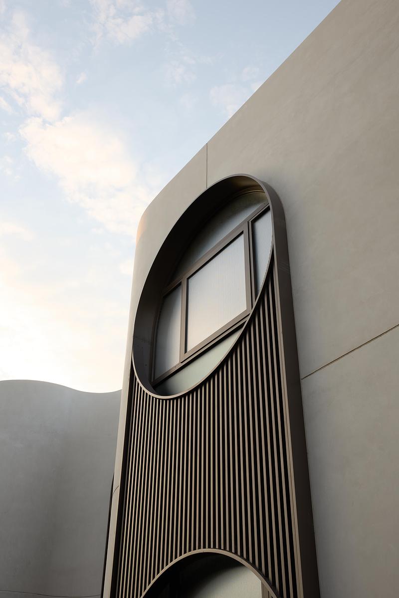 Dossier de presse | 7942-01 - Communiqué de presse | Thomas Street Residence par Embrace Architects : une résidence raffinée à Melbourne, façonnée par la lumière, les géométries courbes et une matérialité pérenne - Embrace Architects - Design d’intérieur résidentiel - Crédit photo : Charlotte Jane