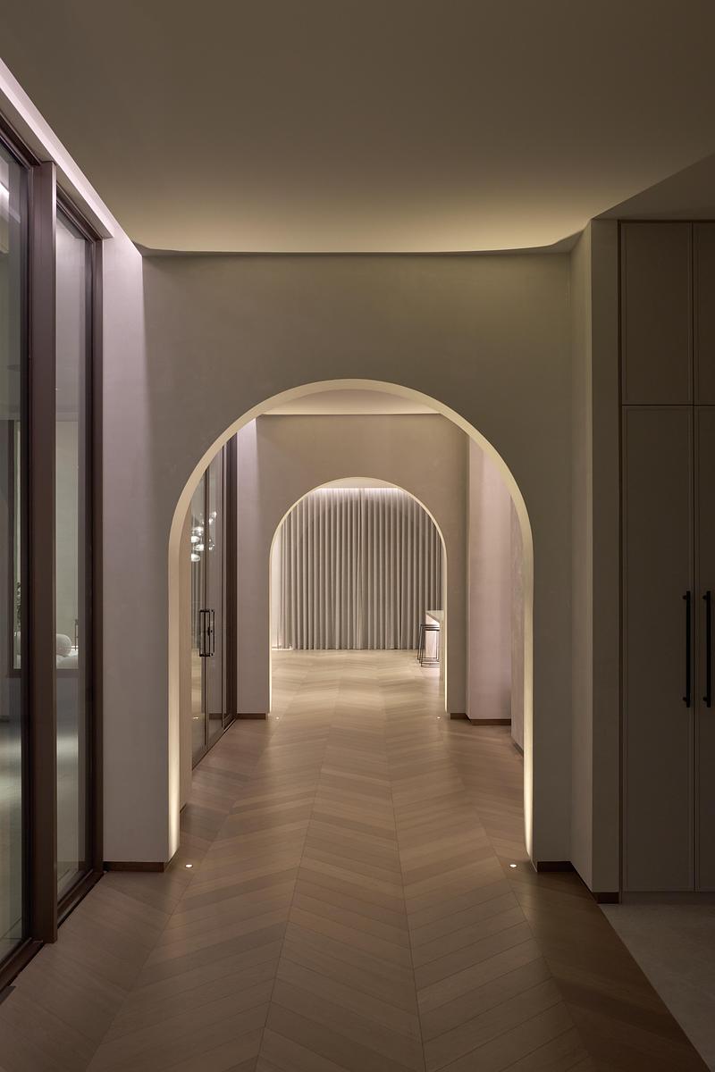 Dossier de presse | 7942-01 - Communiqué de presse | Thomas Street Residence par Embrace Architects : une résidence raffinée à Melbourne, façonnée par la lumière, les géométries courbes et une matérialité pérenne - Embrace Architects - Design d’intérieur résidentiel - Crédit photo : Charlotte Jane