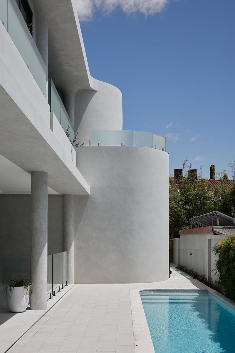 Dossier de presse | 7942-01 - Communiqué de presse | Thomas Street Residence par Embrace Architects : une résidence raffinée à Melbourne, façonnée par la lumière, les géométries courbes et une matérialité pérenne - Embrace Architects - Design d’intérieur résidentiel - Crédit photo : Charlotte Jane