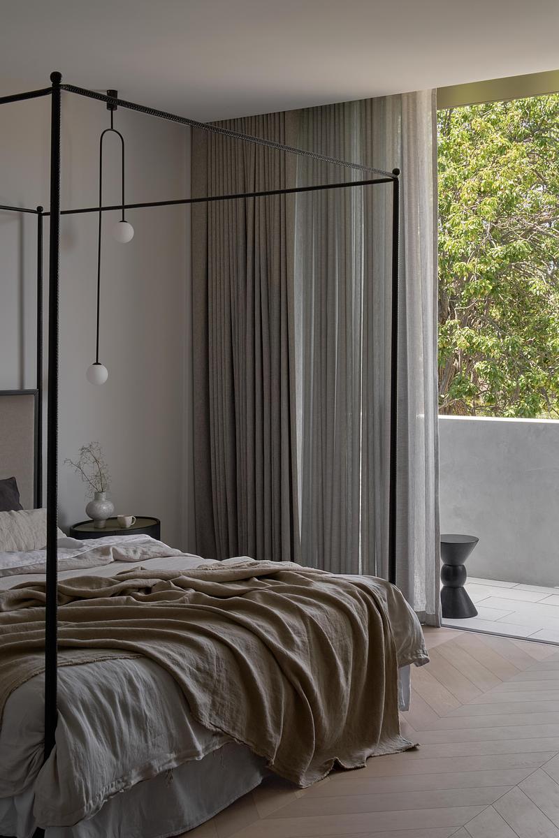 Dossier de presse | 7942-01 - Communiqué de presse | Thomas Street Residence par Embrace Architects : une résidence raffinée à Melbourne, façonnée par la lumière, les géométries courbes et une matérialité pérenne - Embrace Architects - Design d’intérieur résidentiel - Crédit photo : Charlotte Jane