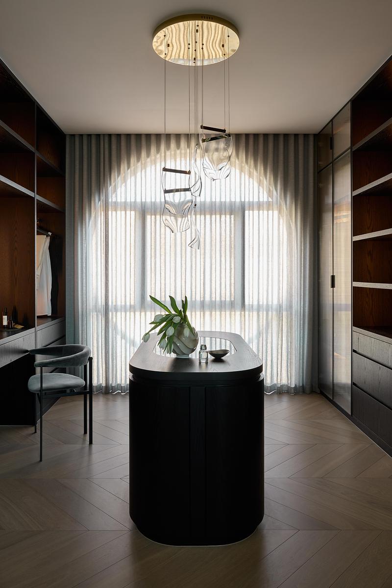 Dossier de presse | 7942-01 - Communiqué de presse | Thomas Street Residence par Embrace Architects : une résidence raffinée à Melbourne, façonnée par la lumière, les géométries courbes et une matérialité pérenne - Embrace Architects - Design d’intérieur résidentiel - Crédit photo : Charlotte Jane