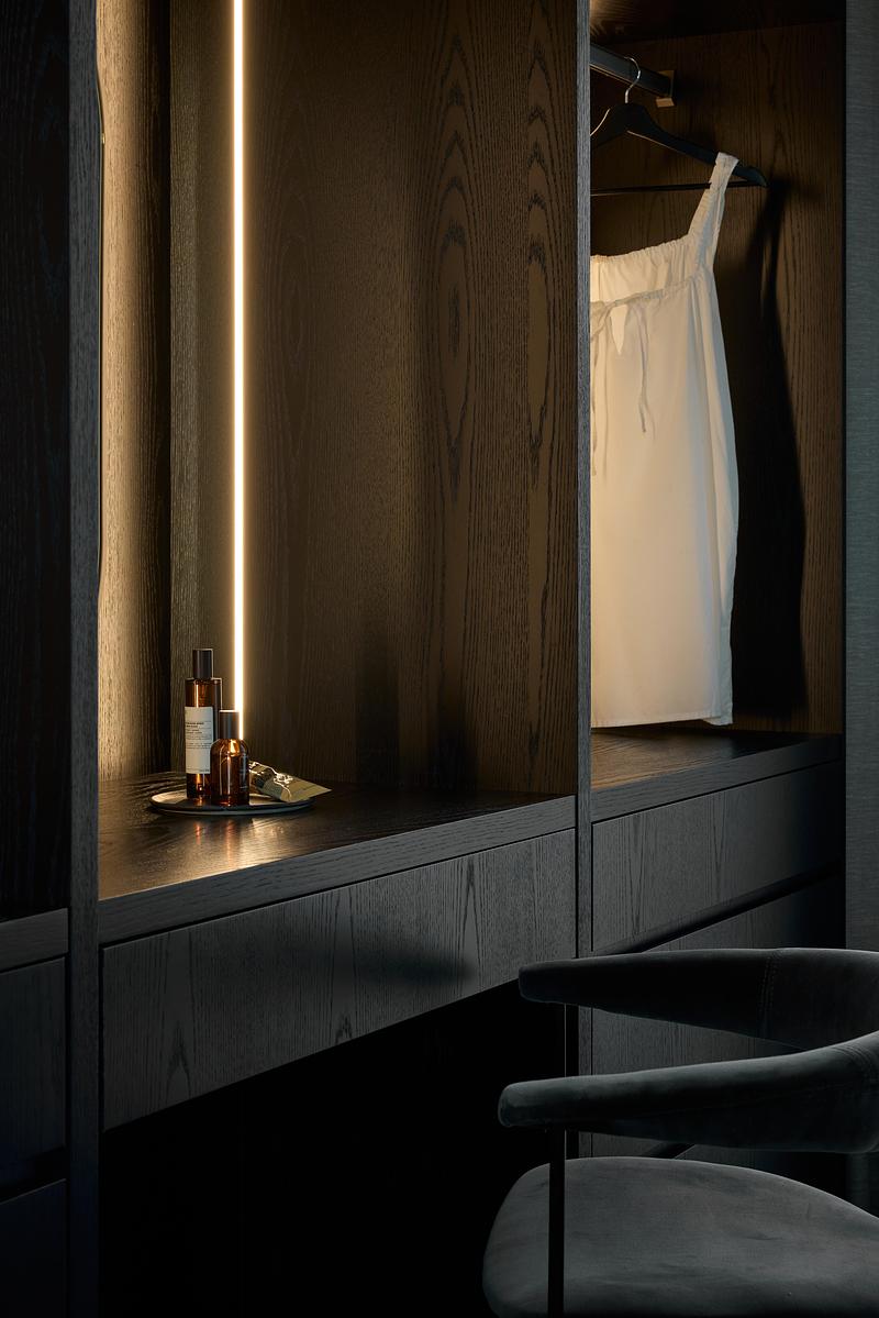 Dossier de presse | 7942-01 - Communiqué de presse | Thomas Street Residence par Embrace Architects : une résidence raffinée à Melbourne, façonnée par la lumière, les géométries courbes et une matérialité pérenne - Embrace Architects - Design d’intérieur résidentiel - Crédit photo : Charlotte Jane