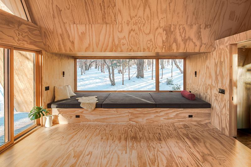 Press kit | 7043-03 - Press release | Woods Retreat - BE_Design - Residential Architecture - Low large window framing the wooded landscape  - Photo credit: Simon Howell