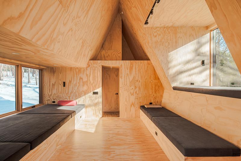 Press kit | 7043-03 - Press release | Woods Retreat - BE_Design - Residential Architecture - Multiple levels inside the simple volume  - Photo credit: Simon Howell