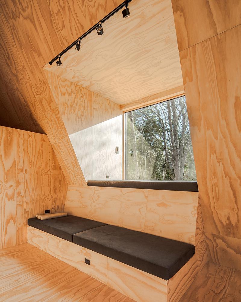 Press kit | 7043-03 - Press release | Woods Retreat - BE_Design - Residential Architecture - Lofted cantilevered window nook   - Photo credit: Simon Howell