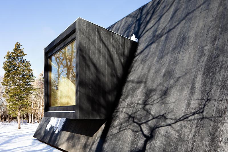 Press kit | 7043-03 - Press release | Woods Retreat - BE_Design - Residential Architecture - Cantilevered window seat  - Photo credit: Simon Howell