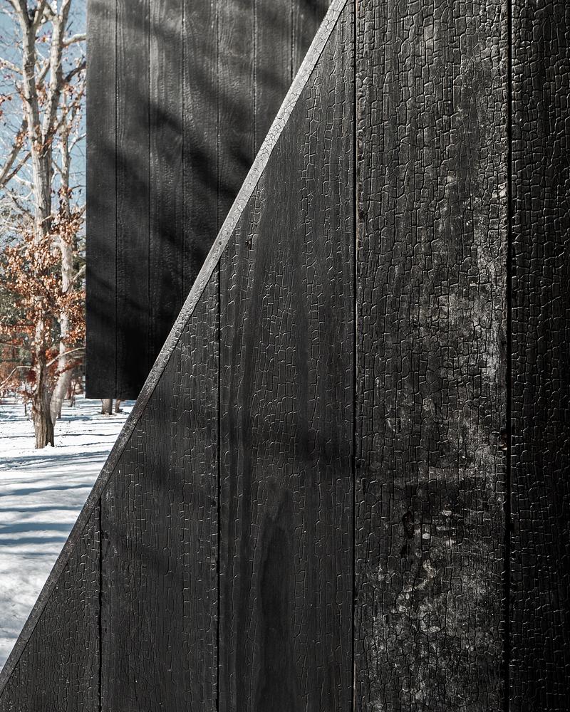 Press kit | 7043-03 - Press release | Woods Retreat - BE_Design - Residential Architecture - Detail of charred Accoya - Photo credit: Simon Howell
