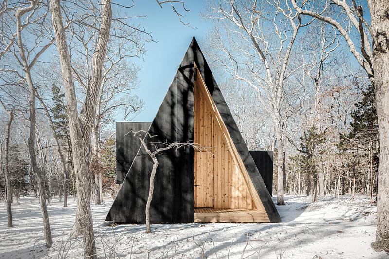 Press kit | 7043-03 - Press release | Woods Retreat - BE_Design - Residential Architecture - A-Frame clad in charred accoya and yellow cedar - Photo credit: Simon Howell