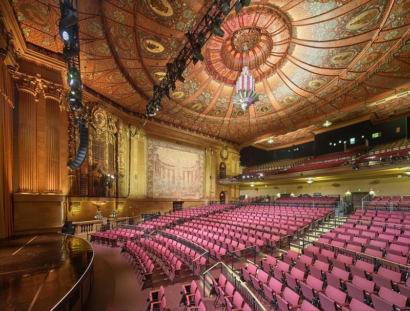 Dossier de presse | 2757-62 - Communiqué de presse | CAW Architects Unveils a Trio of Transformative Theater Projects that Redefine the California Performance Landscape - CAW Architects - Architecture commerciale - The Castro Theatre: The view from the stage showcases the orchestra seating and decorated dome ceiling.   - Crédit photo : Bruce Damonte