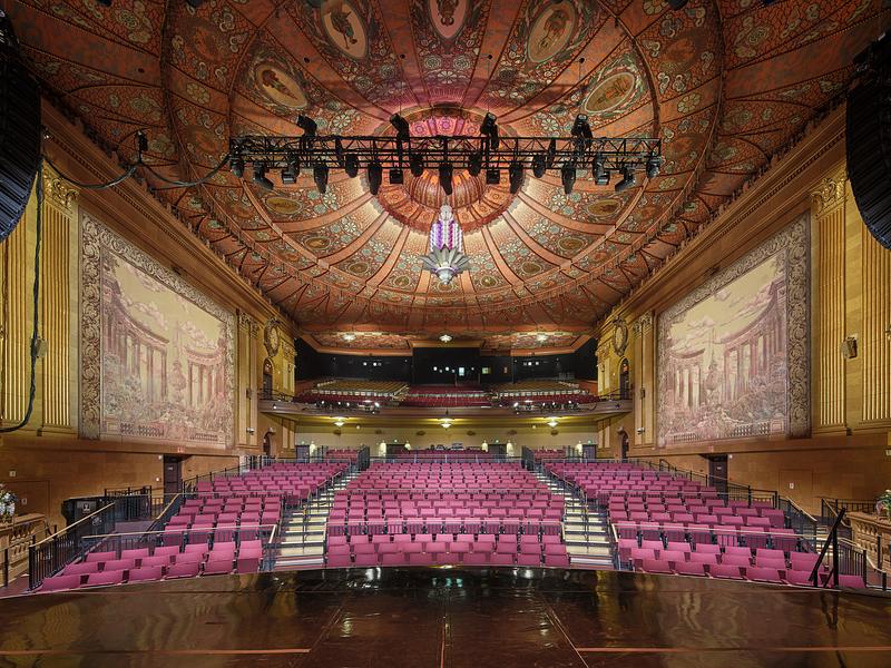 Dossier de presse | 2757-62 - Communiqué de presse | CAW Architects Unveils a Trio of Transformative Theater Projects that Redefine the California Performance Landscape - CAW Architects - Architecture commerciale -   The Castro Theatre: The theater's extraordinary artistry is highlighted in the painted ceiling and historic proscenium.    - Crédit photo : Bruce Damonte