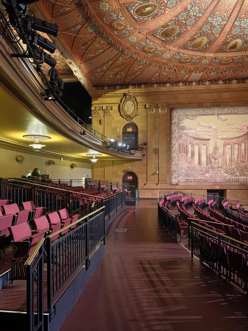 Dossier de presse | 2757-62 - Communiqué de presse | CAW Architects Unveils a Trio of Transformative Theater Projects that Redefine the California Performance Landscape - CAW Architects - Architecture commerciale -   The Castro Theatre: This side aisle view features tiered seating and the theater's historic architectural details.    - Crédit photo : Bruce Damonte