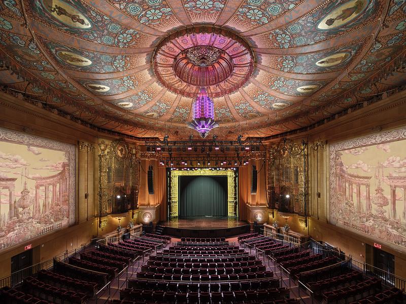 Dossier de presse | 2757-62 - Communiqué de presse | CAW Architects Unveils a Trio of Transformative Theater Projects that Redefine the California Performance Landscape - CAW Architects - Architecture commerciale -   The Castro Theatre: The theater boasts an elegant seating arrangement along with sgraffito murals.    - Crédit photo : Bruce Damonte