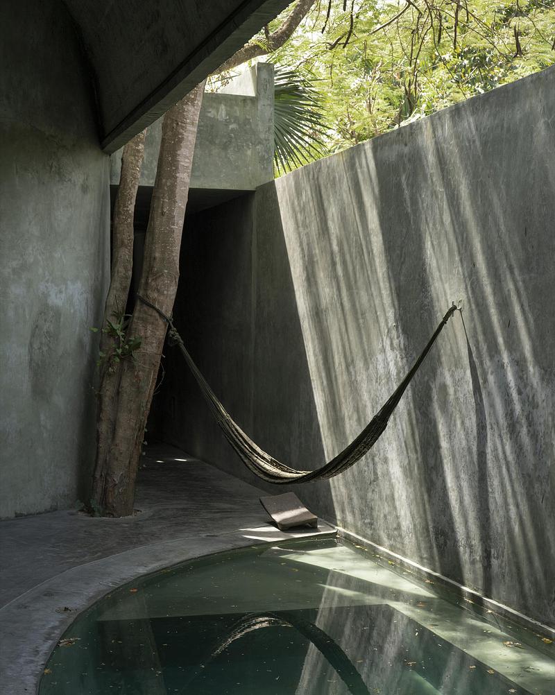Press kit | 7894-01 - Press release | The green brutalist grotto - Salvador Román & Adela Mortera - Residential Architecture - Photo credit: Fabian Martinez