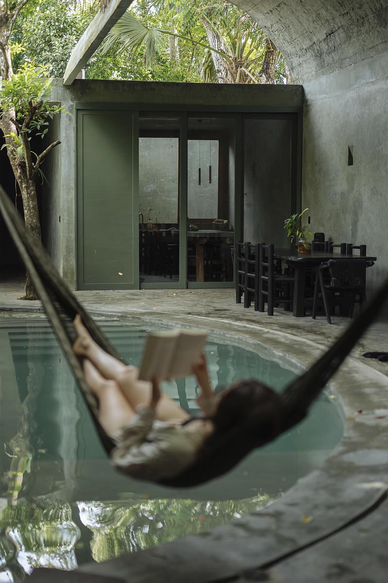 Press kit | 7894-01 - Press release | The green brutalist grotto - Salvador Román & Adela Mortera - Residential Architecture - Photo credit: Andrea Cinta