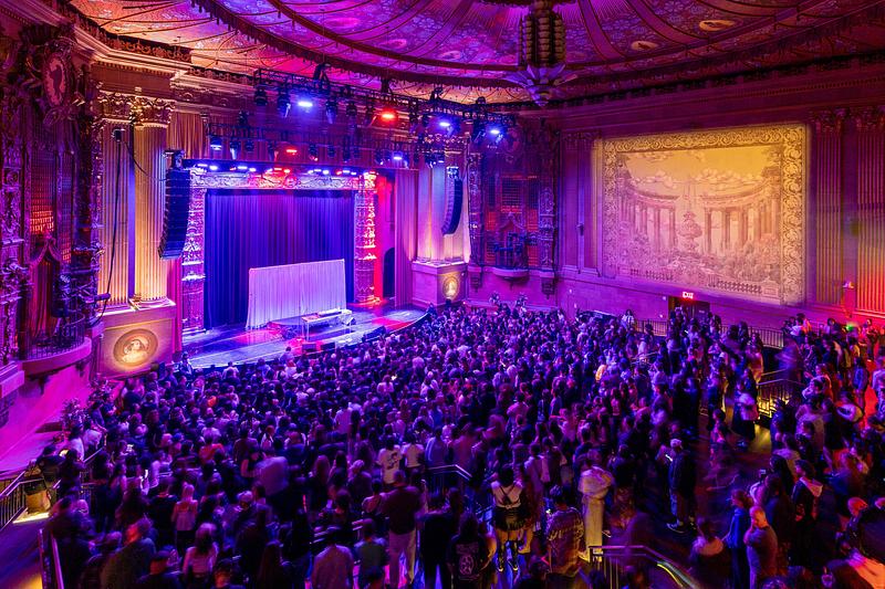 Dossier de presse | 2757-62 - Communiqué de presse | CAW Architects Unveils a Trio of Transformative Theater Projects that Redefine the California Performance Landscape - CAW Architects - Architecture commerciale -   The Castro Theatre: Vibrant stage lighting illuminates the crowd inside the historic theater.    - Crédit photo : Josh Withers