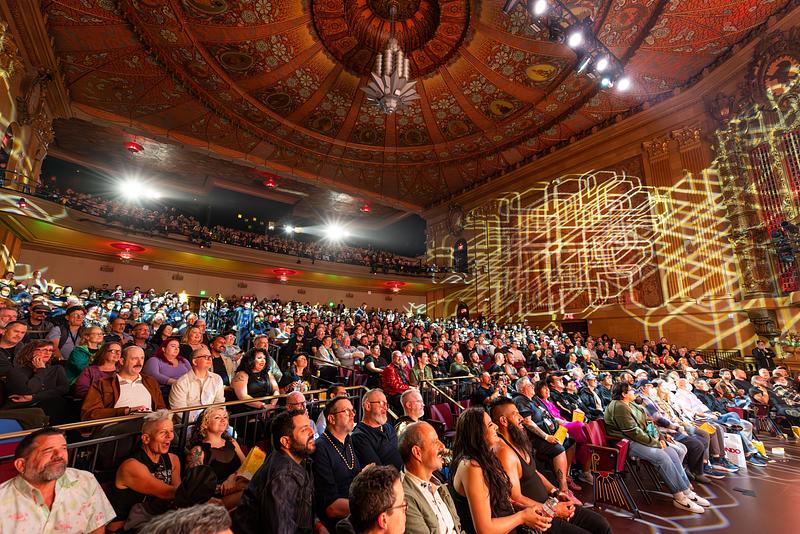 Dossier de presse | 2757-62 - Communiqué de presse | CAW Architects Unveils a Trio of Transformative Theater Projects that Redefine the California Performance Landscape - CAW Architects - Architecture commerciale -  The Castro Theatre: Audiences gather for a live event beneath the theater's ornate domed ceiling.   - Crédit photo : Josh Withers