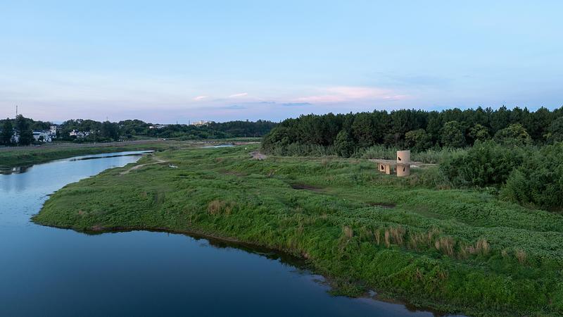 Press kit | 3808-01 - Press release | Wetland Caves: A Discovery Pavilion in the Longyou Wetlands - Studio 10 - Landscape Architecture - Shaping an artificial cave in the water-land transition to provide a shared habitat for wildlife, villagers, and visitors. - Photo credit: Chao Zhang